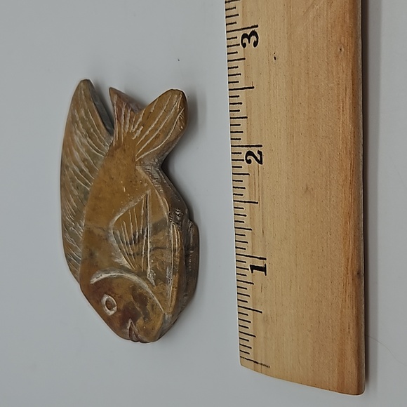 🩷 Hand Carved Stone Fish Sculpture Paperweight - Picture 4 of 5